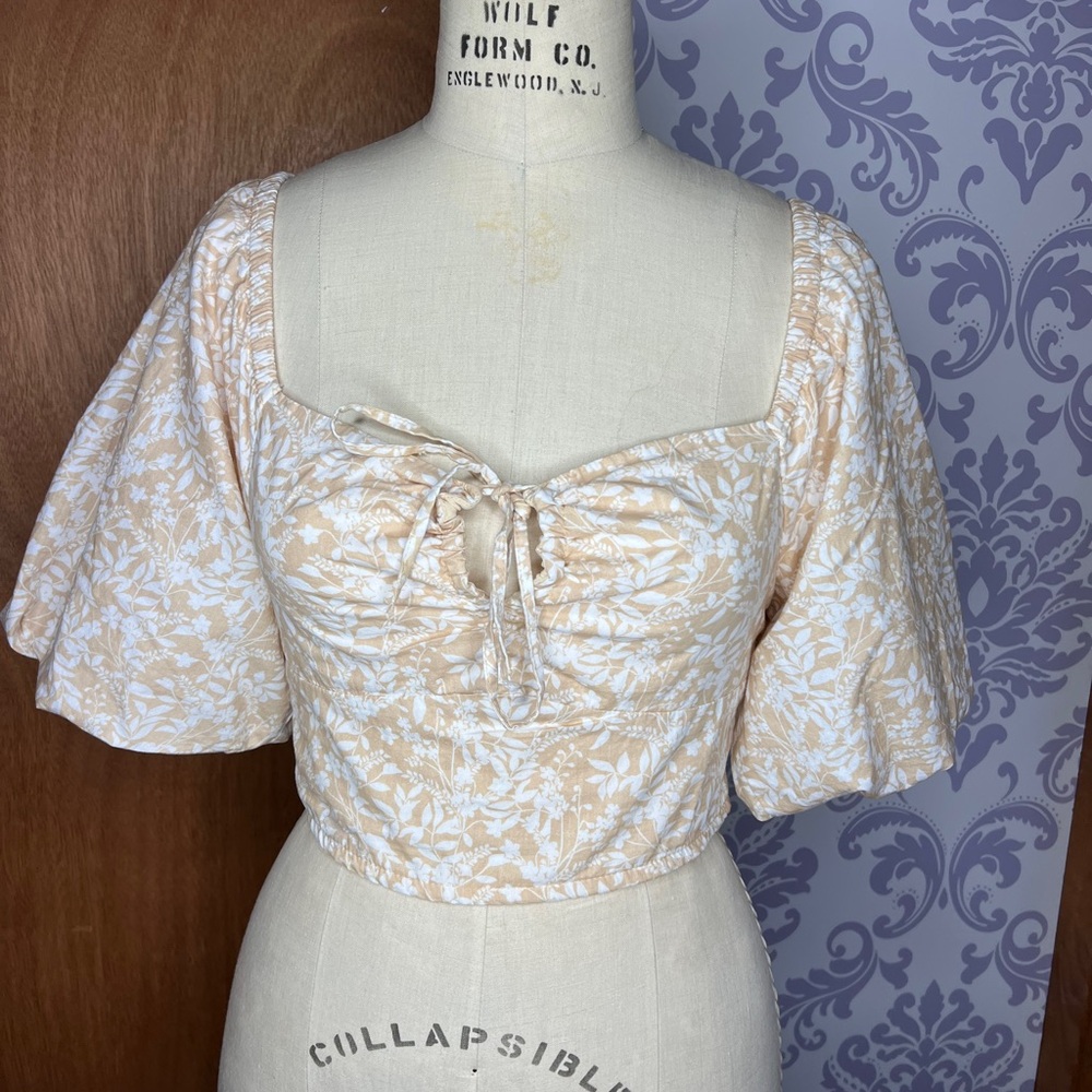 Puff sleeve tan & white floral top. Size S.